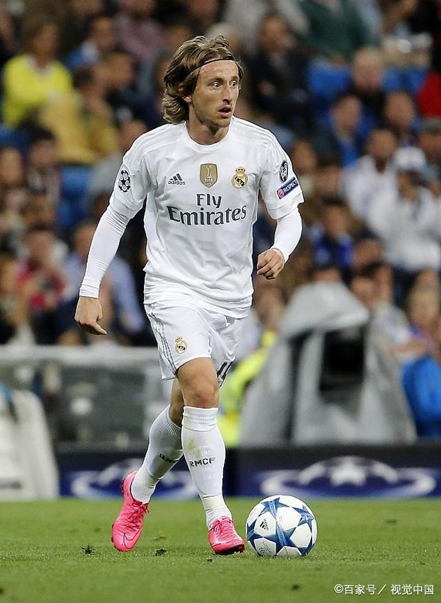 北雪平球迷向场内投掷烟花，瑞典超甲升级附加赛被迫中断