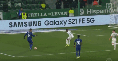 47岁苏提达率泰国队入场，穿西装系领带气宇轩昂，“艳压”欧拉弄